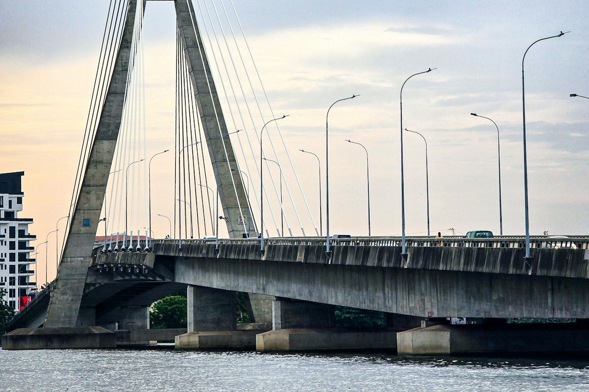 A very tall bridge over a large body of water
